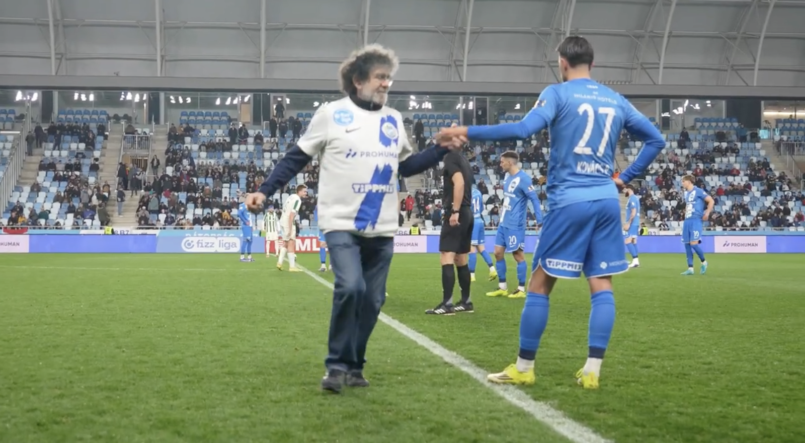 „A nevet fenntartani nagyon fontos” - Brüll Alfréd rokona végezte el a kezdőrúgást (videó)