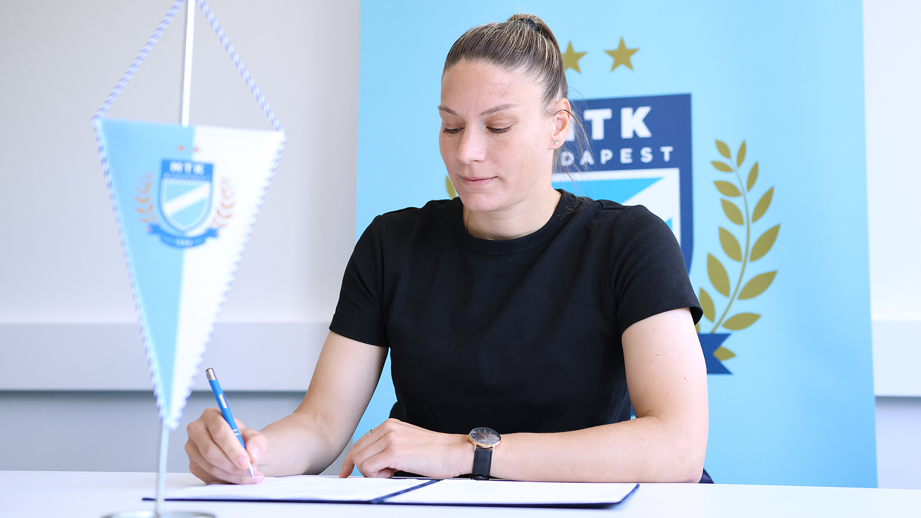Zágor Bernadett továbbra is kék-fehérben