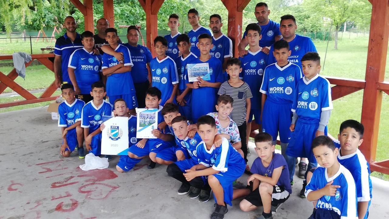 Nehéz helyzetben lévő sportegyesület ifjú futballistáinak segítettünk