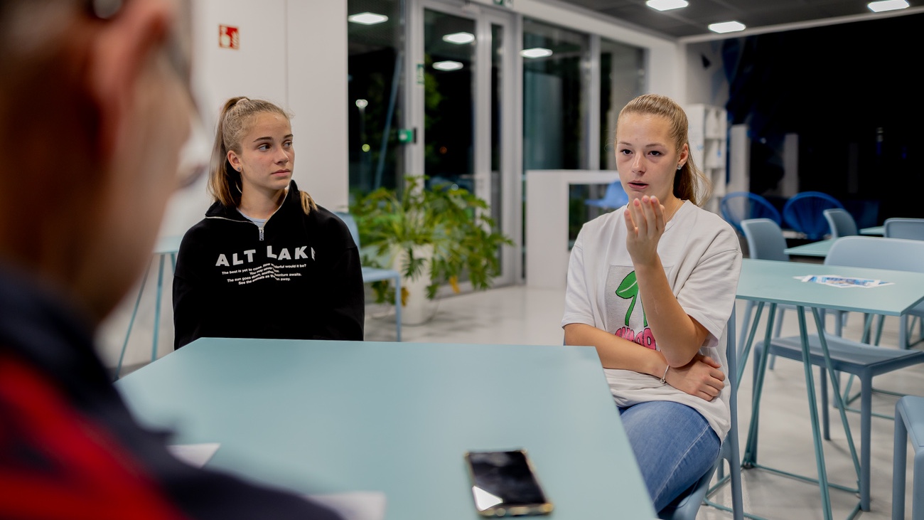 A beszólások csak megerősítették őket, magyar tinédzser lányoknak is reális cél a profi futballkarrier (Lapszemle)