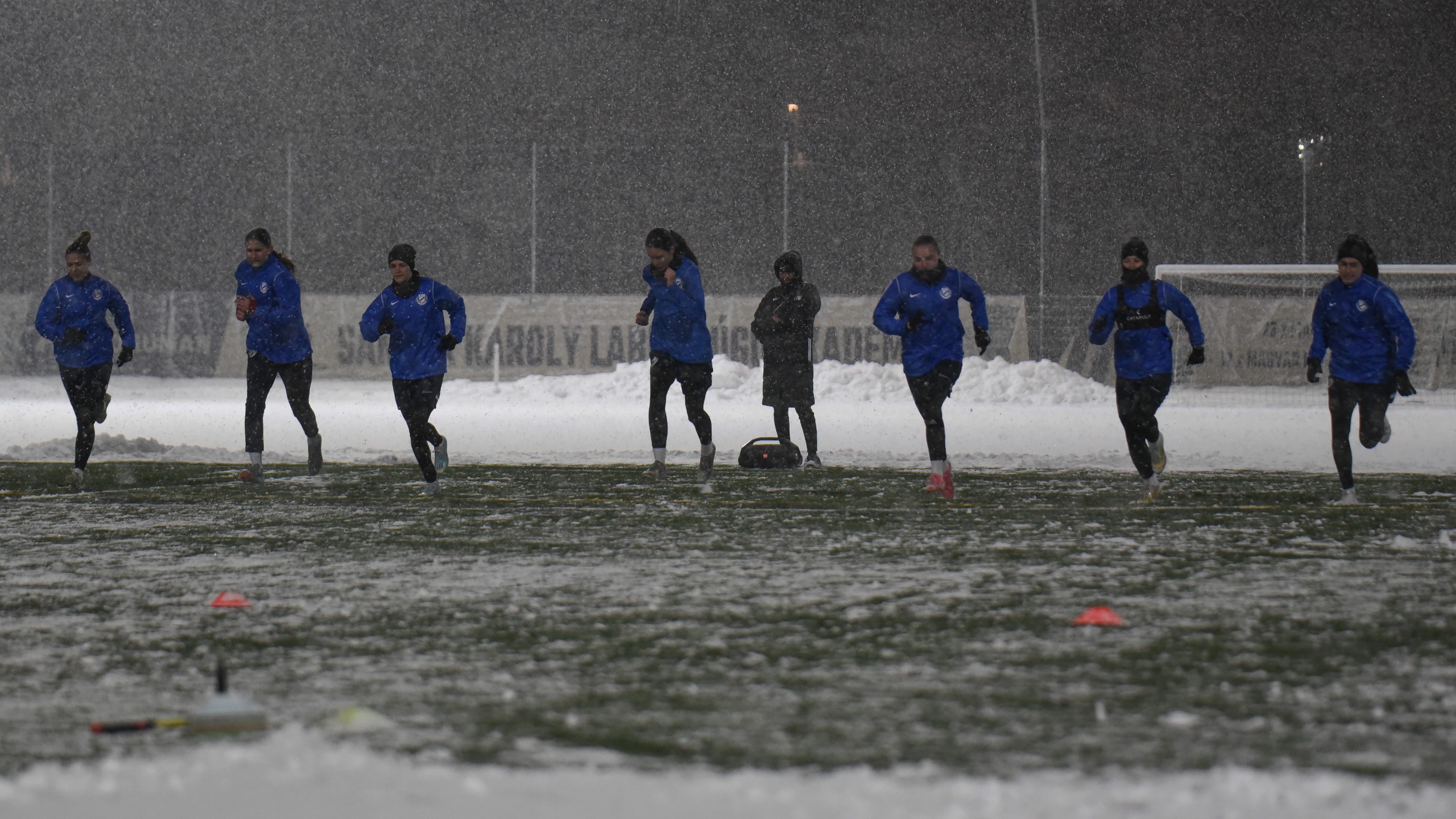 Képgaléria: Szakadó hóesésben kezdődött a téli felkészülés