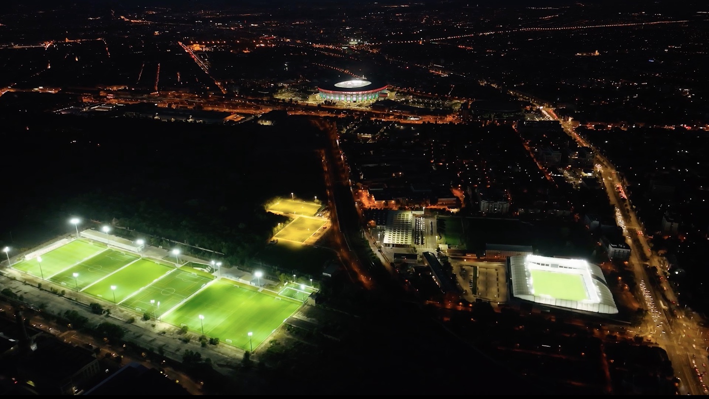 Gyönyörű felvételek a kivilágított stadionról és az akadémiáról (Videó)