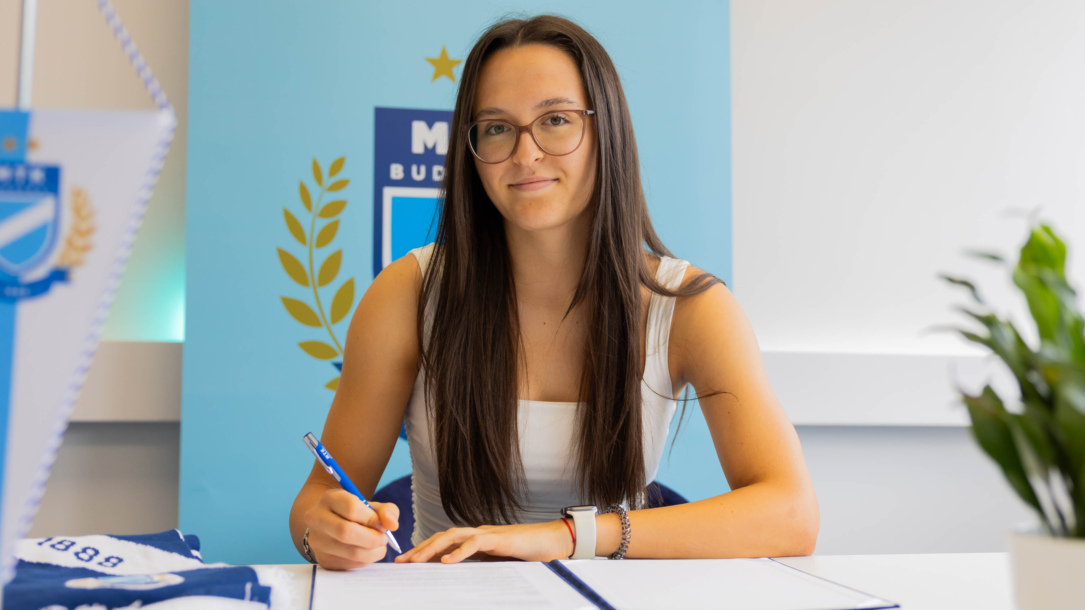 László Henrietta továbbra is kék-fehérben